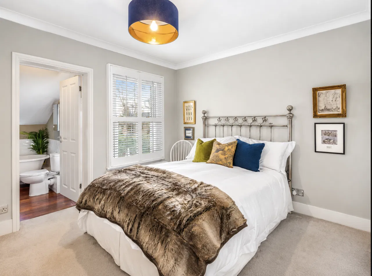 Double bedroom with en-suite in a Hertford property managed by Hostahome