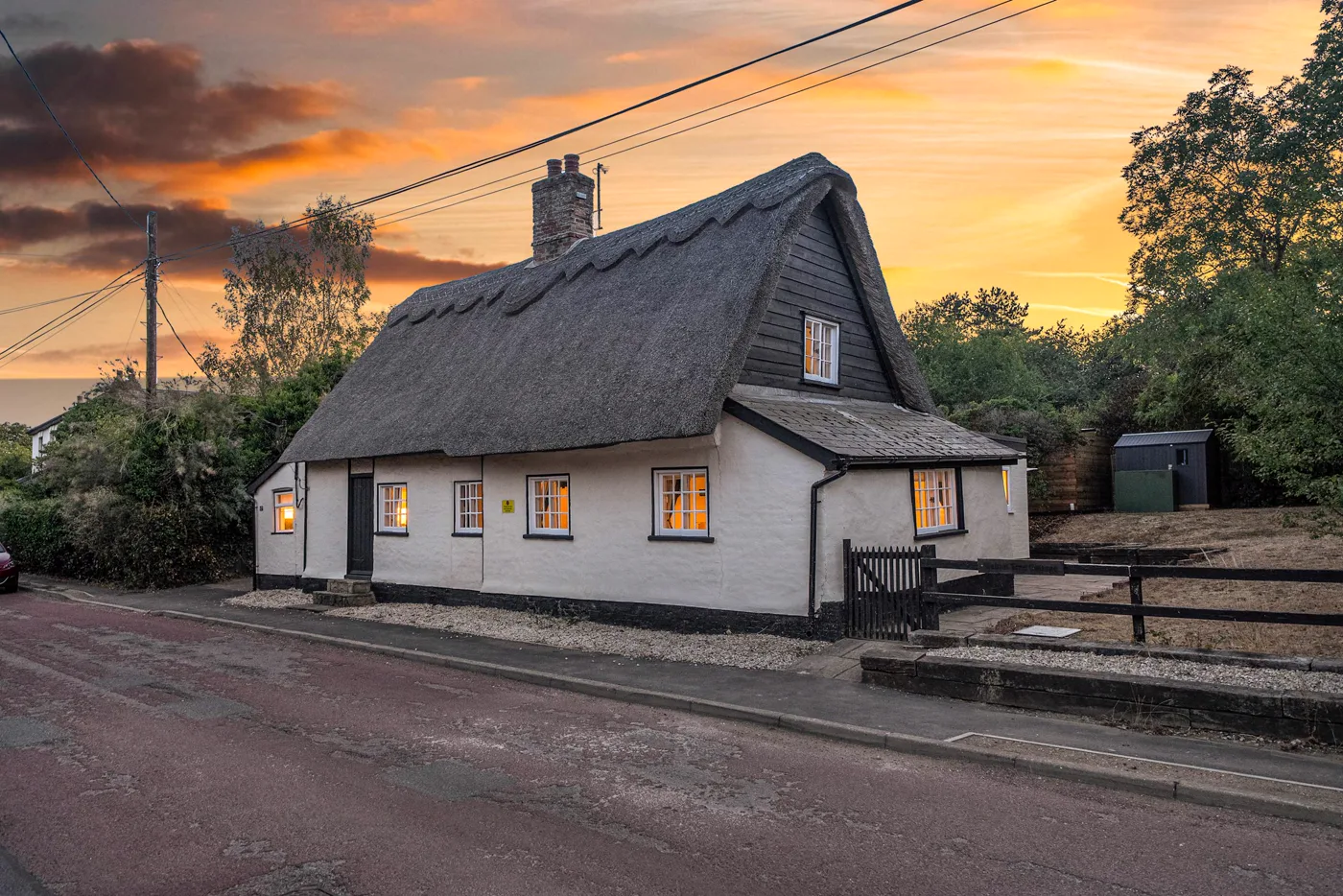 Exterior of Walnut Cottage, a Hostahome-listed home near Cambridge